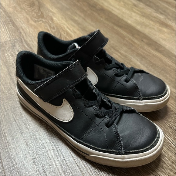 Nike Kids 2 Black Tennis Shoes - Picture 1 of 13
